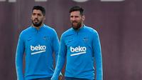 Striker Barcelona, Luis Suarez dan Lionel Messi saat mengikuti latihan jelang pertandingan "El Clasico" melawan Real Madrid pada lanjutan Liga Spanyol di Pusat Olahraga Joan Gamper di Sant Joan Despi, (1/3). (AFP Photo/Lluis Gene)