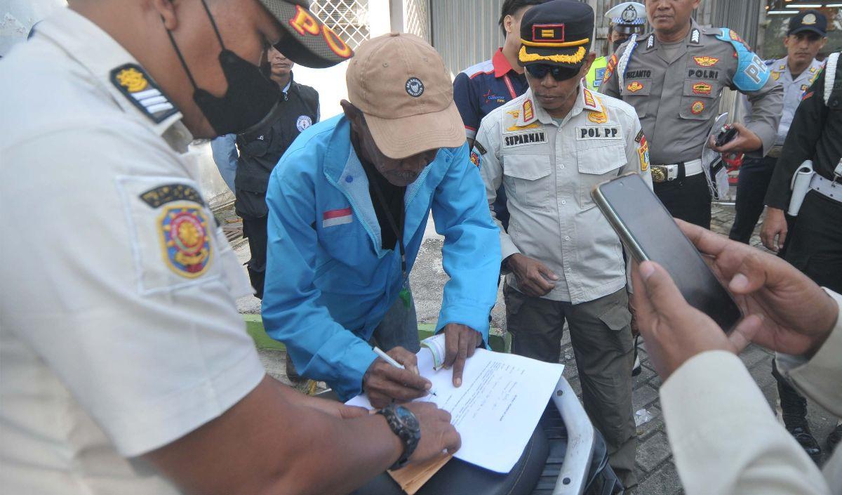 Meski demikian, Dishub DKI mengedepankan pola humanis persuasif dalam penertiban jukir liar kali ini.