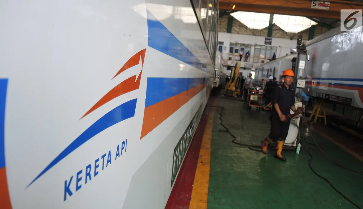 Petugas menyelesaikan perbaikan pada gerbong kereta api di Depo Kereta Poncol Semarang, Kamis (31/5). PT KAI terus mengebut perbaikan gerbong kereta api yang akan digunakan untuk mengangkut pemudik Lebaran Idul Fitri 1439 Hijriyah. (Liputan6.com/Gholib)