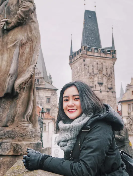 Kalau yang satu ini, Cita membiarkan rambut pendeknya terurai begitu saja. Seperti wanita lainnya, Cita pun juga sering terlihat mengubah warna rambutnya.  (Instagram/citacitata)