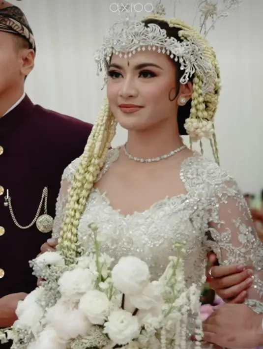 Ini adalah momen saat Mahalini hendak disandingkan dengan Rizky Febian di meja akad. Artis asal bali ini tampak anggun dengan busana pengantin adat Sunda lengkap dengan sigernya. (Foto: Instagram/ axioo)