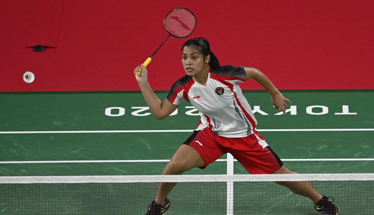 Tunggal putri Indonesia Gregoria Mariska Tunjung melakukan pukulan ke Lianne Tan dari Belgia dalam pertandingan penyisihan Grup M cabang bulu tangkis Olimpiade Tokyo 2020 di Musashino Forest Sports Plaza, Tokyo, Rabu (28/7/2021). Mariska menang 21-11 dan 21-17. (AFP/Alexander Nemenov)