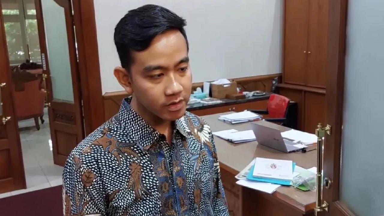 Sebelumnya, Gibran pernah menunjukkan ijazah aslinya. Hal itu untuk membuktikan bahwa tudingan ijazahnya palsu tidak mendasar.<br>