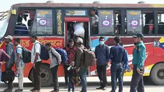 Pengungsi Rohingya turun dari bus untuk dipindahkan ke pulau Bhashan Char di Teluk Benggala, di Chittagong Boat Club di Chittagong (25/11/2021). Bangladesh pada Kamis (25/11) mulai merelokasi ratusan pengungsi Rohingya ke sebuah pulau di Teluk Benggala. (AFP/Munir uz zaman)