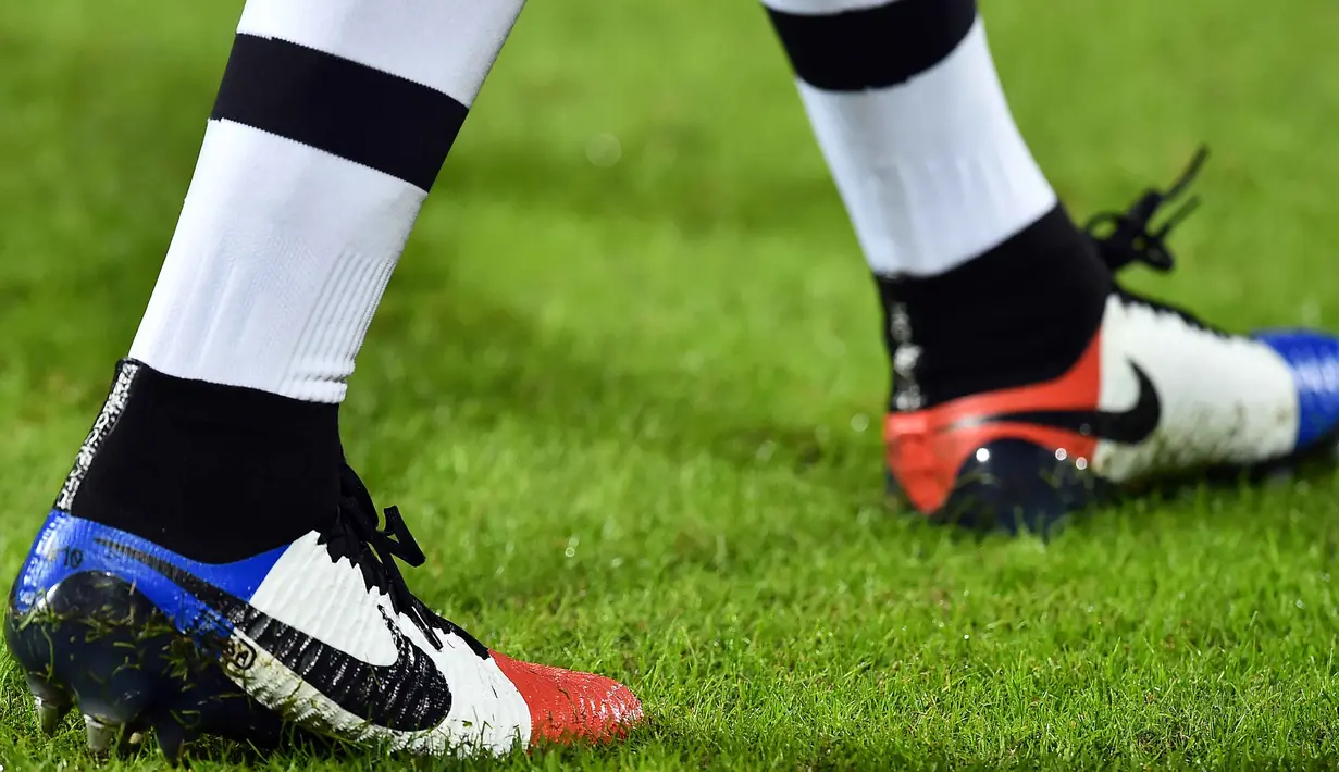 Pemain Juventus, Paul Pogba mengenakan sepatu dengan motif bendera Prancis  pada laga lanjutan Liga Italia Serie A  di Stadion Renzo Barbera, Palermo, Senin (30/11/2015) dini hari WIB .  (AFP Photo/Gabriel Bouys)