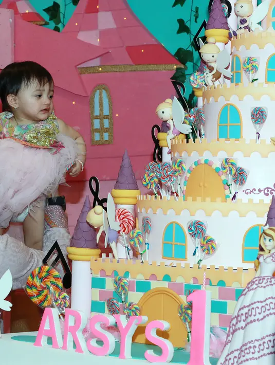 Anang Hermansyah dan Ashanty mengadakan perayaan ulang tahun putri kecil mereka Arsy Addara. Pesta mewah untuk merayakan Arsy yang telah berumur satu tahun ini diadakan dengan tema Putri Batik. (Deki Prayoga/Bintang.com)