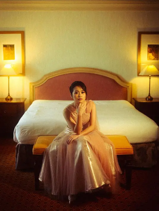 Dress sleeveless rancangan Christie Bassil dengan warna peach yang feminin [@gritteagatha]