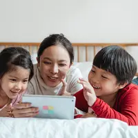 Pengawasan orang dewasa sangat diperlukan bagi penggunaan gadget oleh anak (fptp: Pexels/Ketut Subiyanto)