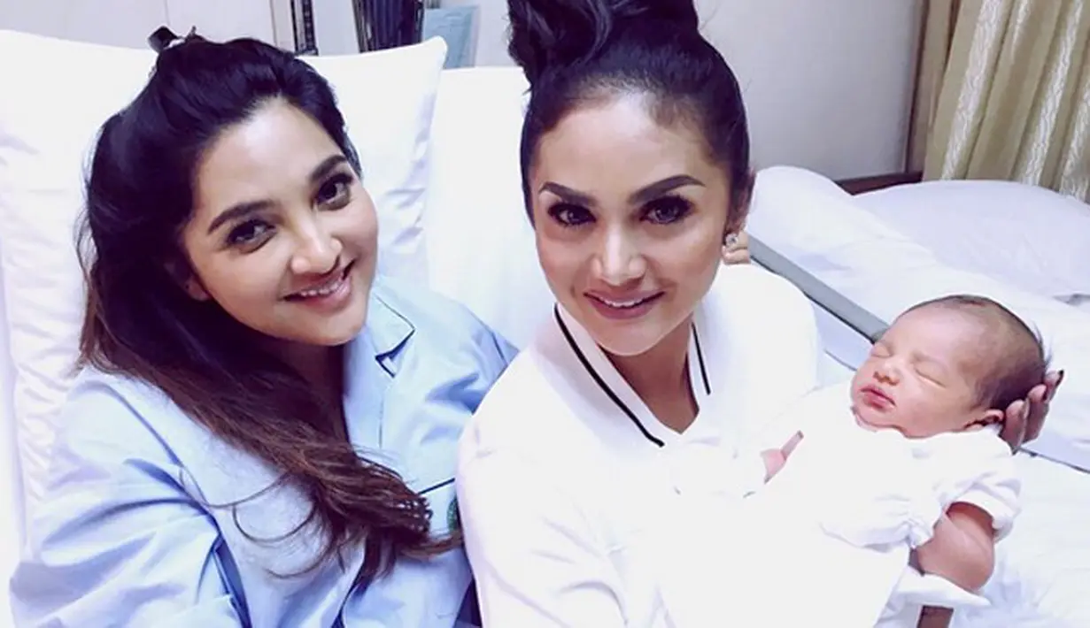 Anang Hermansyah dan Ashanty baru saja berbagaia. Ashanty, baru saja melahirkan anak keduanya berjenis kelamin laki-laki. Satu persatu teman sesama artis terus berdatangan. (Instagram/krisdayantilemos)