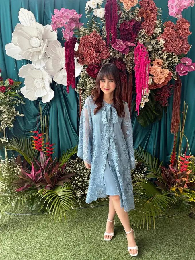 Tampil Manis dengan Rambut Berponi, Gaya Kondangan Tissa Biani Curi Perhatian