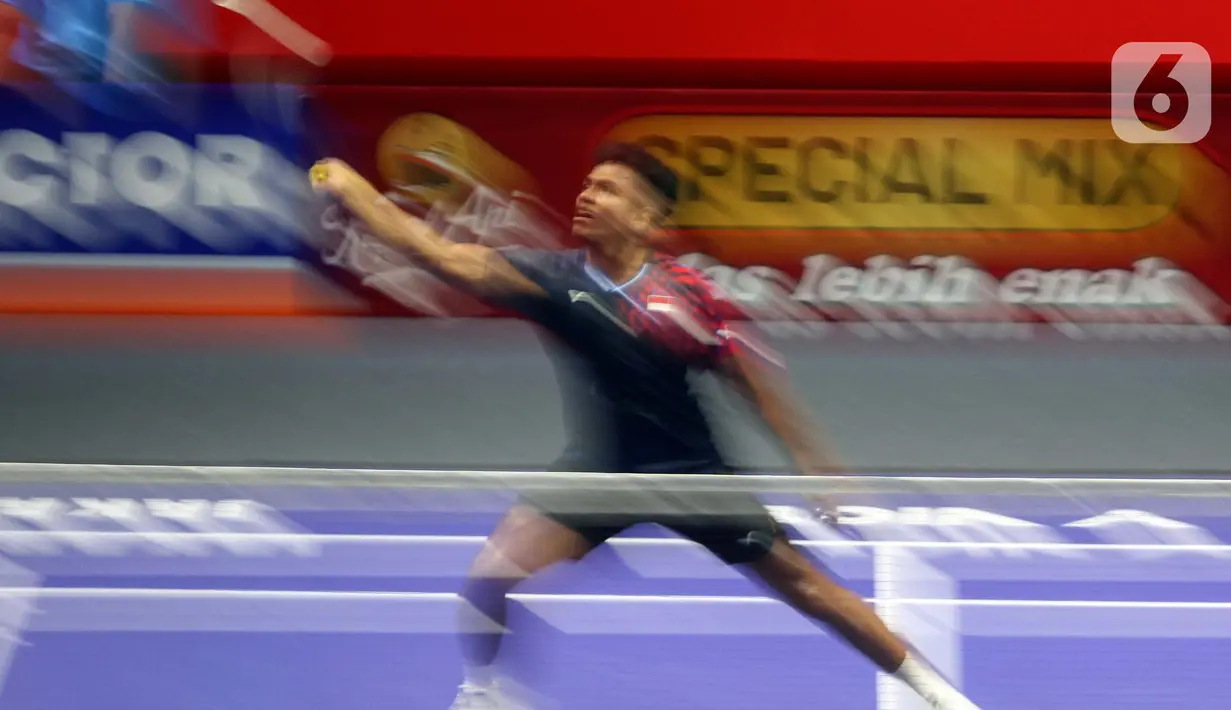 Chico Aura harus mengakui ketangguhan Leong Jun Hao. Pemain kelahiran Jayapura itu kalah dua gim langsung dengan skor akhir 13-21, dan 12-21. (Liputan6.com/Herman Zakharia)