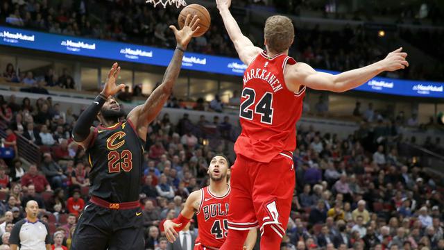 LeBron James memasukkan bola ke keranjang saat melawan Bulls