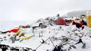Penampakan tenda para pendaki yang terkena longsoran salju akibat gempa berkekuatan 7.8 skala Richter yang melanda Nepal, Sabtu (25/4/2015). (AFP Photo/Roberto Schmidt)