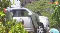 [VIDEO] Sopir Salah Injak Pedal, Minibus Nyemplung ke Laut