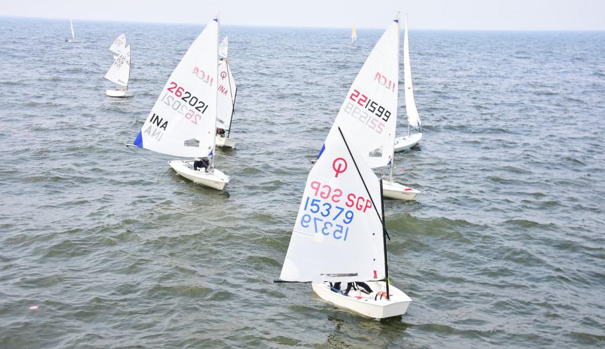 Memasuki hari kedua pelaksanaan Indonesia Regatta Series I dan Kejuaraan Nasional (Kejurnas) Layar 2026, TNI AL terus memberikan dukungan penuh terhadap jalannya perlombaan yang berlangsung di Indonesian National Sailing Center, Jakarta Utara, Sabtu (9/5). (Dok. Dispen AL)