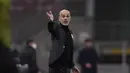 Pelatih AC Milan,  Stefano Pioli menginstruksikan pemainnya saat bertanding melawan AS Roma pada pertandingan lanjutan Liga Serie A Italia di Stadion Milan San Siro, Italia, Senin (26/10/2020). AC Milan bermain imbang atas Roma 3-3. (Fabio Ferrari / LaPresse via AP)