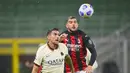 Bek AC Milan, Theo Hernandez berebut bola dengan pemain AS Roma, Lorenzo Pellegrini pada pertandingan lanjutan Liga Serie A Italia di Stadion Milan San Siro, Italia, Senin (26/10/2020). AC Milan bermain imbang atas Roma 3-3. (Fabio Rossi/LaPresse via AP)