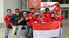 Jelang dimulainya laga Timnas Indonesia menghadapi Brunei Darussalam pada matchday kedua Grup A Piala AFF 2022 di KLFA Stadium, Kuala Lumpur, Malaysia, Selasa (26/12/2022), para suporter Timnas Indonesia yang tinggal di Malaysia tampak telah memadati area luar KLFA Stadium. Berikut penampakan ribuan suporter yang membuat merah suasana KLFA Stadium yang diabadikan Bola.com langsung dari venue pertandingan. (Bola.com/Zulfirdaus Harahap)
