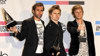 Christopher Wolstenholme, Matthew Bellamy, dan Dominic Howard yang tergabung dalam grup band Muse menambahkan daftar konser mereka di Britania Raya. (Bintang/EPA)