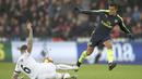 Pemain Arsenal, Alexis Sanchez (kanan) menorehkan satu gol saat timnya mengalahkan Swansea City 4-0 pada laga Premier League pekan ke-21 di Liberty Stadium, Swansea, Sabtu (14/1/2017). (Nick Potts/PA via AP)