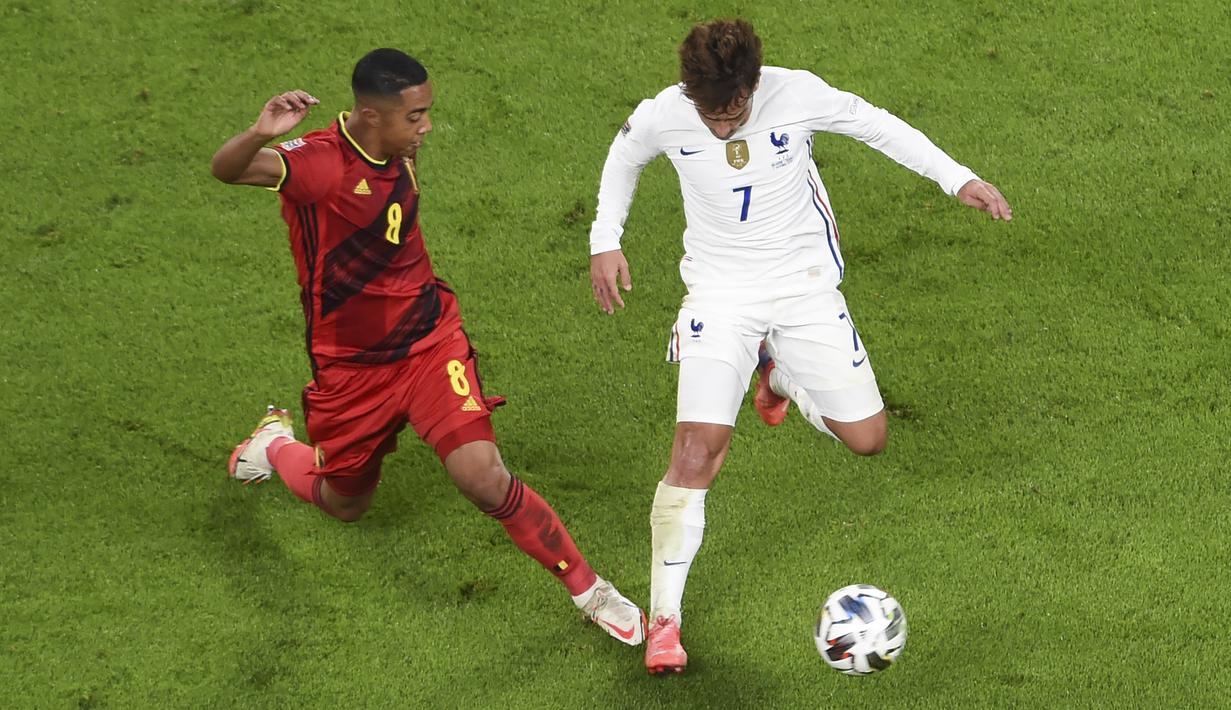 Pada menit ke-67 Prancis mendapat hadiah penalti usai Antoine Griezmann dilanggar Youri Tielemans di dalam kotak penalti. Keputusan diambil setelah wasit memeriksa rekaman VAR. (AP/Pool/Massimo Rana)