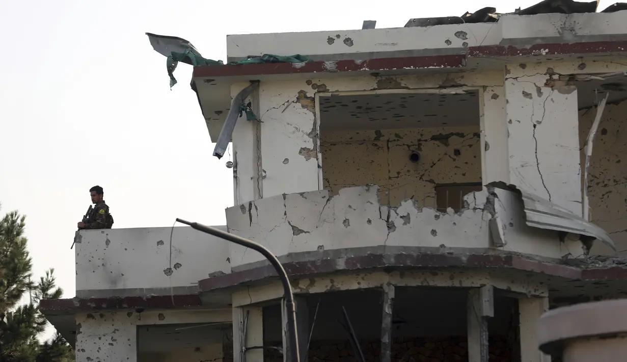 Seorang tentara nasional Afghanistan berdiri di atas gedung yang rusak setelah serangan di Kabul, Afghanistan, Rabu (4/8/2021). Serangan tersebut menyebabkan 6 orang tewas, termasuk 3 pelaku penyerangan, serta membuat 7 orang terluka. (AP Photo/Rahmat Gul)