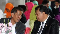 Saldi Isra (kiri) berbincang dengan Ketua Mahkamah Konstitusi, Arief Hidayat saat penyambutan di Jakarta, Selasa (11/4). Saldi Isra menjadi Hakim MK menggantikan Patrialis Akbar yang tersandung kasus dugaan penyuapan. (Liputan6.com/Helmi Fithriansyah)