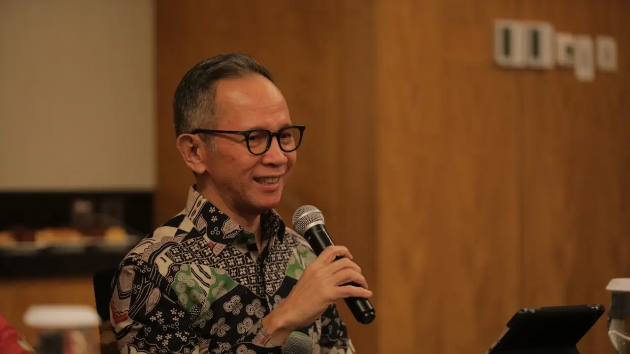Ketua Dewan Komisioner OJK Mahendra Siregar dan Menteri LHK Siti Nurbaya Bakar. Foto: OJK