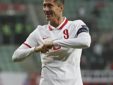 Penyerang Polandia, Robert Lewandowski berselebrasi usai mencetak gol ke gawang Bosnia dan Herzegovina dalam pertandingan UEFA Nations League di Wroclaw, Polandia, Rabu (14/10/2020). Polandia menang 3-0 atas Bosnia dan Herzegovina. (AP Photo/Czarek Sokolowski)
