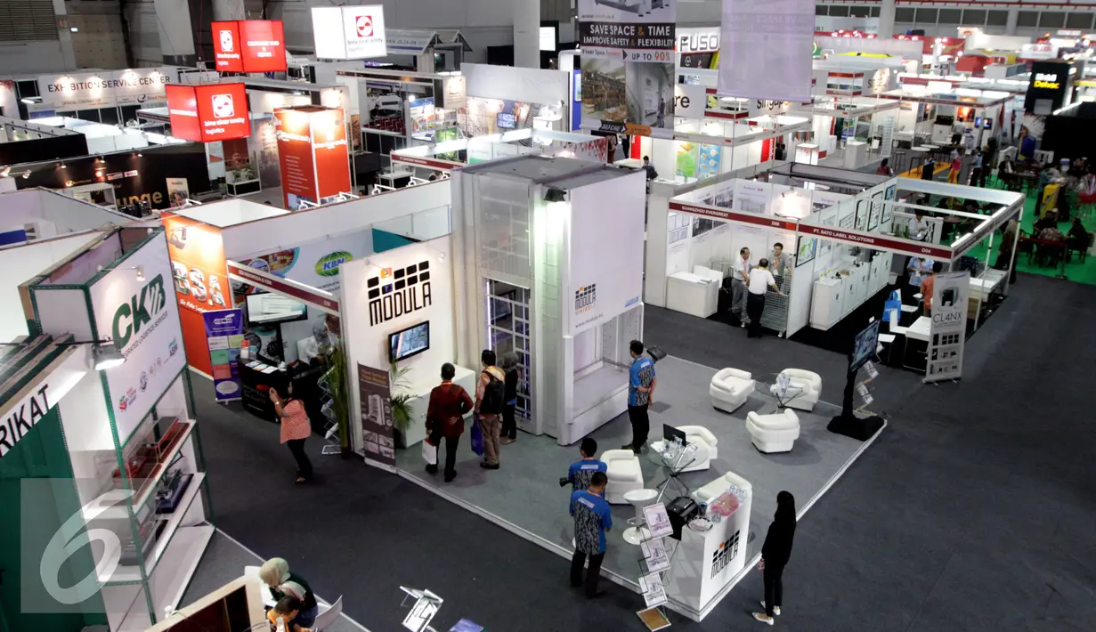 Suasana pameran Jakarta International Logistics Summit and Expo (JILSE) 2016 yang digelar Direktorat Jenderal Bea dan Cukai Kemenkeu di Jakarta, Jumat (21/10). (Liputan6.com/Johan Tallo)