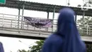 Spanduk imbauan tolak anarkisme terpasang di JPO di Jakarta, Minggu (11/10/2020). Spanduk imbauan untuk tidak melakukan aksi anarkisme merebak di sejumlah kawasan di Jakarta pascaaksi unjuk rasa massa yang menolak pengesahan Omnibus Law UU Cipta Kerja. (Liputan6.com/Faizal Fanani)