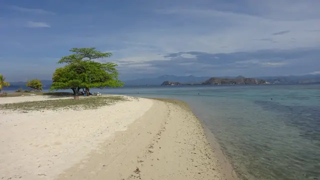 Gunung Mbeliling dari Pulau Kanawa