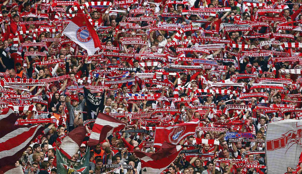 Para pendukung Bayern Munchen memadati laga Bundesliga melawan Stuttgart di Stadion Allianz Arena, Jerman, Sabtu (7/11/2015). (Reuters/Michael Dalder)