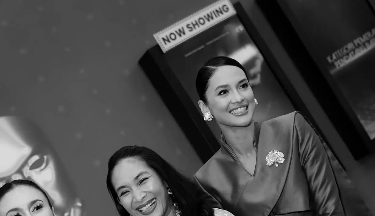 Keduanya tampil anggun dalam balutan kebaya modern rancangan Sebastian Gunawan [@hanamalasan]