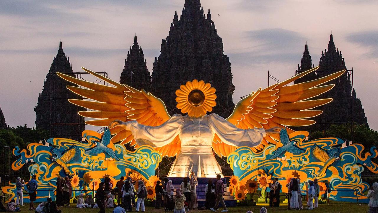 FOTO: Sun Flower Angel Hadirkan Nuansa Baru di Kawasan Candi Prambanan