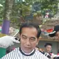 Presiden Joko Widodo saat mengikuti acara cukur rambut massal di Garut, Jawa Barat, Sabtu (19/1). Tak hanya Jokowi, Menteri PUPR Basuki Hadimuljono serta Kepala Sekretariat Presiden Heru Budi Hartono ikut memangkas rambutnya. (Liputan6.com/Angga Yuniar)