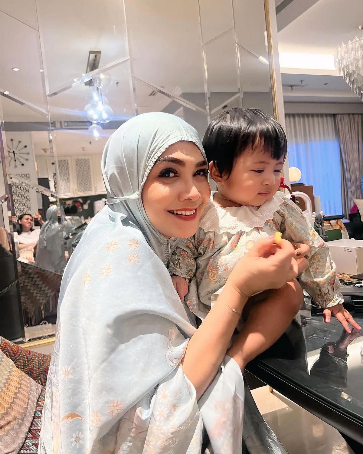 Potret Rieta Amilia Momong dan Suapi Lily, Disayang dan Siapkan Cemilan Untuk Cucu Kesayangan