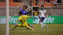 <p>Pemain Timnas Brasil U-17, Pedro Lima (tengah) melepaskan umpan yang berusaha dipotong kiper Timnas Inggris U-17, Tommy Setford pada laga ketiga Grup C Piala Dunia U-17 2023 di Jakarta International Stadium, Jakarta Utara, Jumat (17/11/2023). (Bola.com/Ikhwan Yanuar)</p>