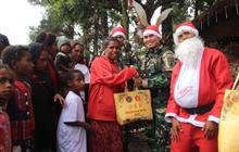 Satgas Yonif 521/DY Bagikan 1.000 Paket Natal Penuh Sukacita di Tanah Papua