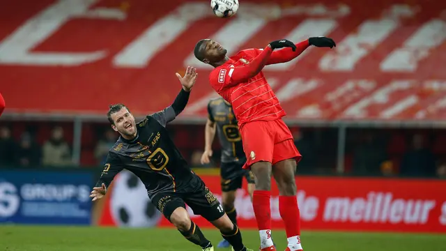 Joachim Van Damme dan Obbi Oulare berebut bola saat pertandingan  Standard de Liege vs KV Mechelen di ajang Jupiler Pro League' Belgian 2019/2020.