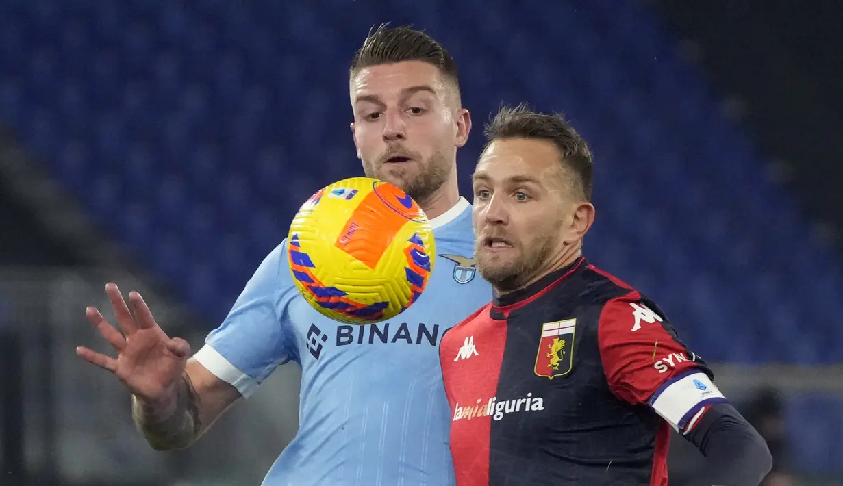 Bek Genoa Domenico Criscito berebut bola dengan penyerang Lazio Sergej Milinkovic-Savic (kiri) pada giornata ke-18 Liga Italia di Stadion Olimpico, Sabtu (18/12/2021) dini hari WIB. Lazio menang 3-1 atas tamunya Genoa. (AP Photo/Gregorio Borgia)