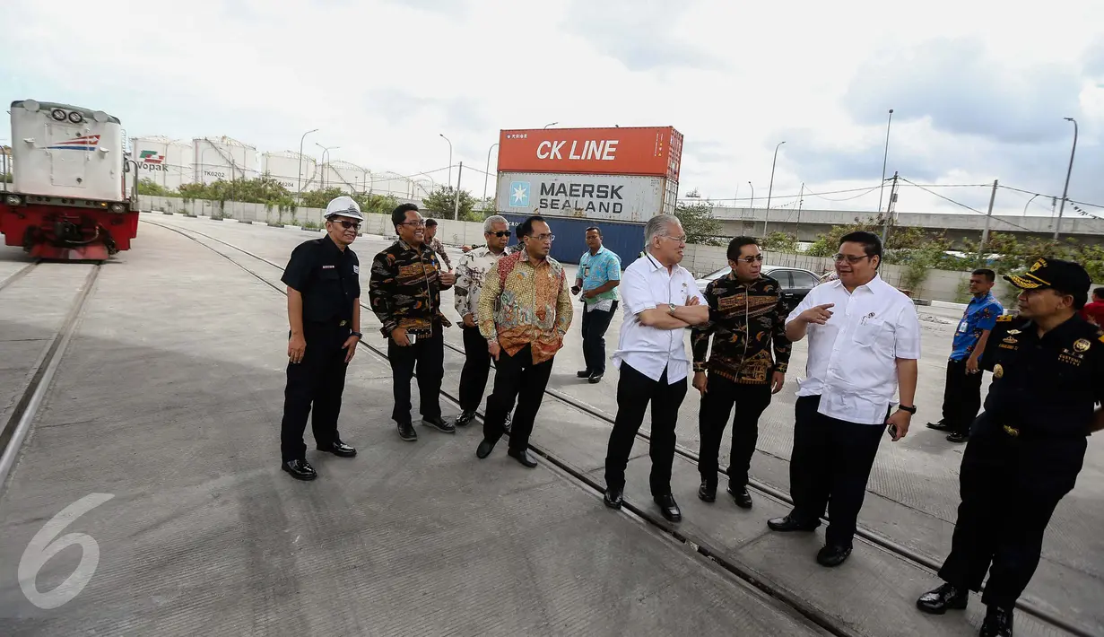 Mendag, Enggartiasto Lukita, Menperin, Airlangga Hartarto dan Menhub, Budi Karya Sumadi meninjau lapangan jalur kereta api Stasiun JICT Tanjung Priok di samping gate in-out terminal peti kemas JICT-TPK Koja, Jumat (13/1). (Liputan6.com/Faizal Fanani)