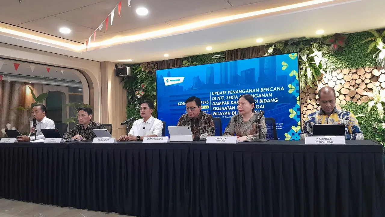 Wamenkes Dante (kemeja putih tengah) mengatakan asap kebakaran hutan berdampak pada 5.419.467 orang yang ada di 7 provinsi, tepatnya 63 kabupaten/kota.