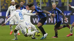 Penyerang Inter Milan, Lautaro Martinez berusaha melewati pemain Empoli, Koni De Winter selama pada pertandingan lanjutan Liga Italia di stadion San Siro di Milan, Italia, Selasa (24/1/2022). Kemenangan atas Inter Milan membuat Empoli kini berada di peringkat ke 9 dengan 25 poin. (AP Photo /Luca Bruno)