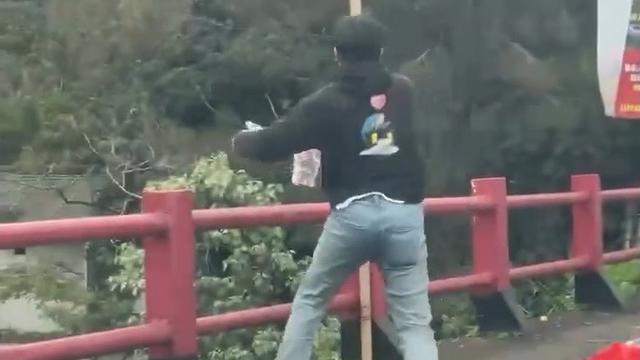 Diviralkan Ridwan Kamil, Pria Buang Sampah ke Sungai dari Jembatan Cikundul Cianjur Sambil Cengengesan