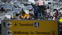 Ribuan Warga Penuhi Bandara JFK, Protes Kebijakan Pengungsi Trump (AP)