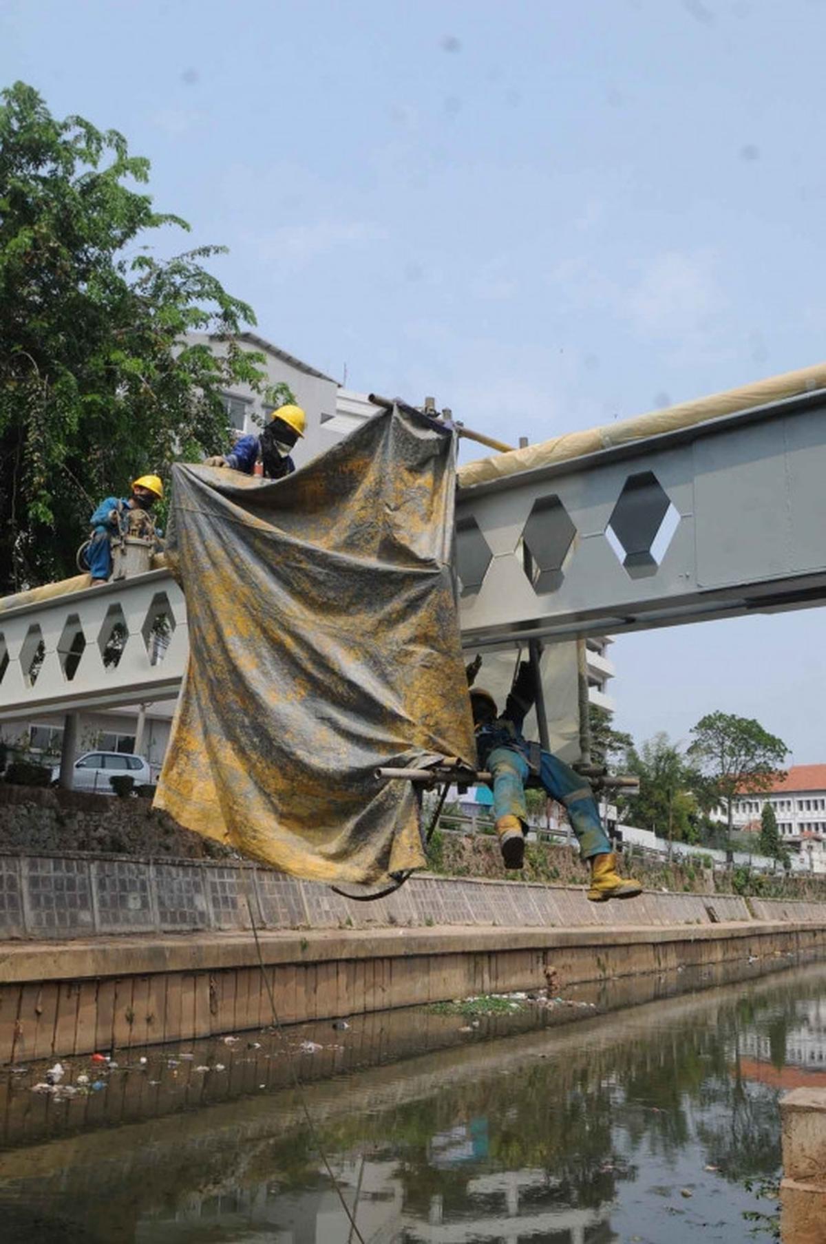Melihat penggantian pipa gas PGN di atas sungai