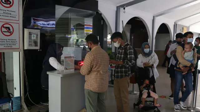 Calon penumpang kereta api di Stasiun Bandung, Bandung, Jumat, 22 April 2022. (sumber foto : Humas PTKAI Daop 2 Bandung)