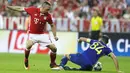 Franck Ribery merebut bola dari pemain FK Rostov, Aleksandr Gatskan pada laga grup D Liga Champions di Allianz Arena, Munich, Jerman, (14/9/2016) dini hari WIB. (AP Photo/Matthias Schrader)
