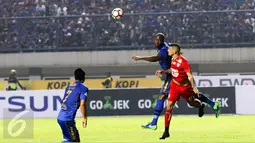 Penyerang Persib, Carlton Cole berebut bola udara dengan pemain Arema FC pada laga perdana Liga 1 2017 di Stadion Gelora Bandung Lautan Api, Sabtu (15/4). Persib bermain imbang atas Arema FC dengan skor 0-0. (Liputan6.com/Yoppy Renato)